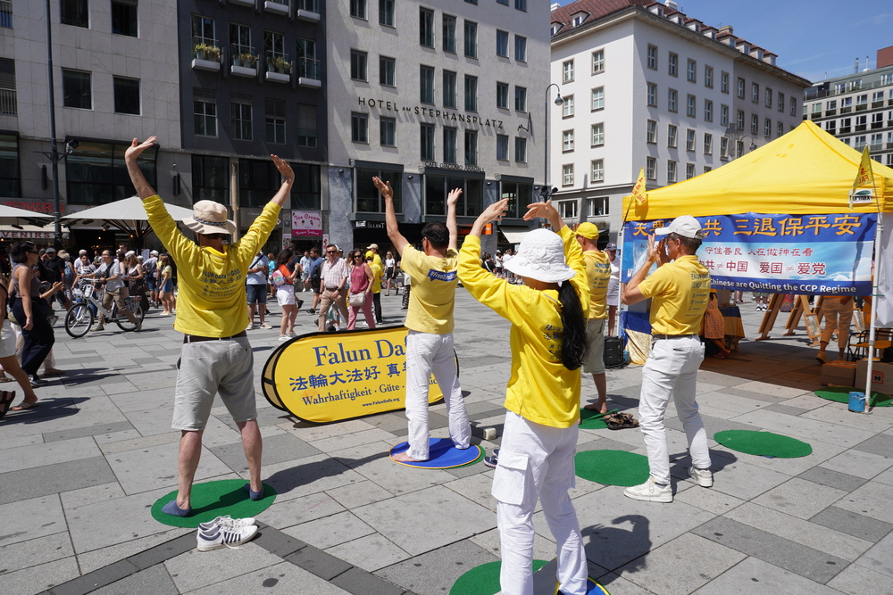 Falun-Dafa-Praktizierenden zeigen die Übungen für einen gesunden Körper. Foto: FDI Österreich