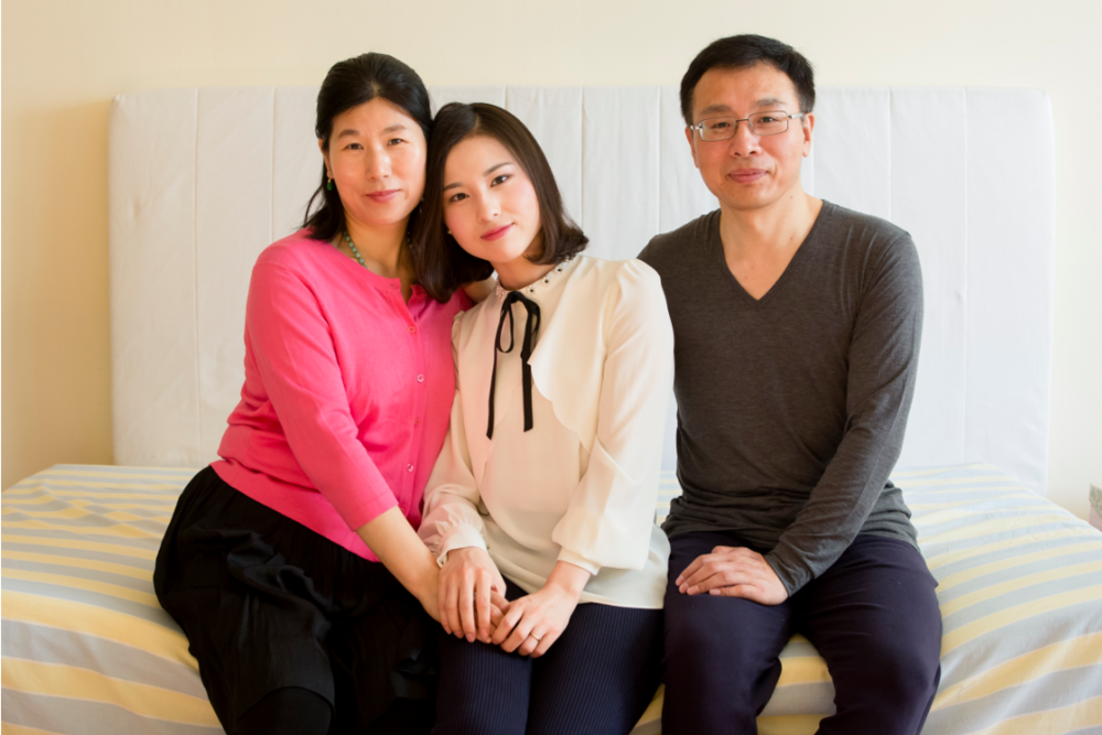 (L-R) Wang Huijuan, Li Fuyao und Li Zhenjun in ihrem Haus in Queens, New York, am 8. Januar 2017. Die Familie entkam 2014 aus China und erhielt nach jahrelanger Folter wegen der Ausübung von Falun Gong Asyl. (Samira Bouaou/Epoch Times)