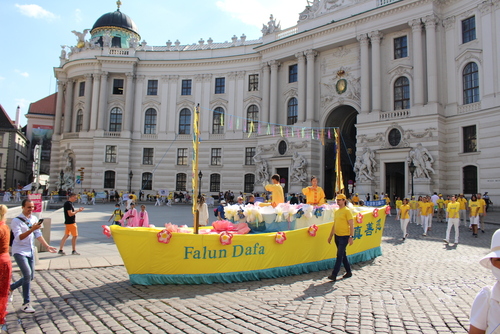 Das Falun Dafa Schiff in Wien.