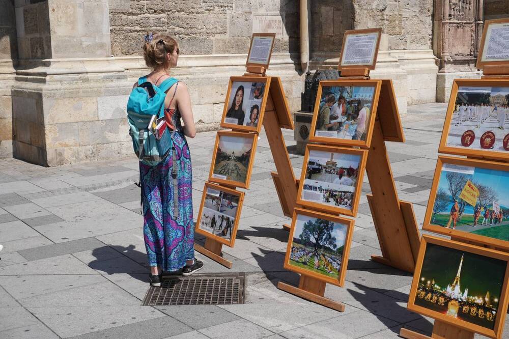 Eine Bilderausstellung zeigt Einzelschicksale so wie Falun Dafa weltweit.