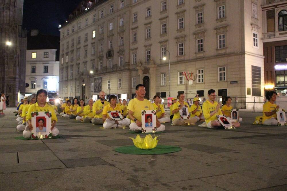 Falun-Dafa-Praktizierende aus verschiedenen Europäischen Ländern erinnerten bei der Mahnwache an die Opfer der 25-jährigen Verfolgung. Foto: FDN