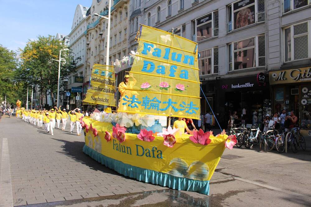 Während der Parade durch die Innenstadt wurden die Übungen von Falun Dafa vorgezeigt. Foto: FDN