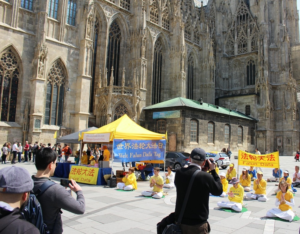 Viele Interessierte Blicke und Gespräche bei der Feierlichkeit zum Welt-Falun-Dafa-Tag, Wien, 04.04.2024. Foto: FDN