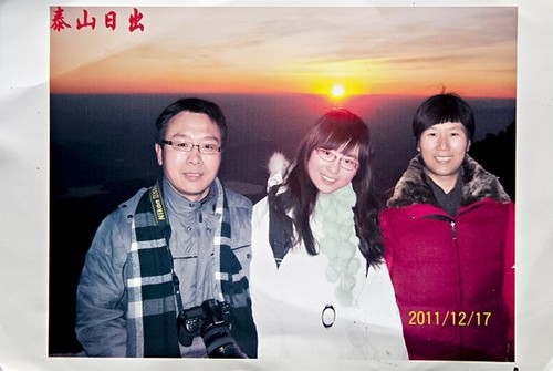 (L-R) Li Zhenjun, Li Fuyao und Wang Huijuan am Mount Tai in der Provinz Shandong, China, am 17. Dezember 2011. (mit freundlicher Genehmigung von Li Zhenjun)