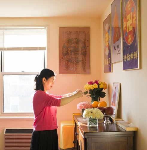 Wang Huijuan zeigt Respekt gegenüber dem Gründer von Falun Gong in ihrem Haus in Queens, in New York, am 8. Jänner 2016. Sie ist mit ihrem Mann und ihrer Tochter 2014. aus China geflüchtet. Nach jahrelangen Folter wegen dem Praktizieren von Falun Gong bekammen sie Asyl in den Vereinigten Staaten. (Samira Bouaou / Epoch Times)
