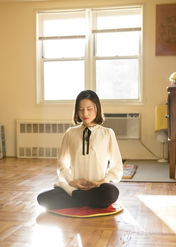 Li Fuyao zeigt ihre Meditationspraxis in ihrem Haus in Queens, in New York, am 8. Jänner 2016. Sie ist mit ihren Eltern  2014. aus China geflüchtet. Nach jahrelangen Folter wegen dem Praktizieren von Falun Gong bekammen sie Asyl in den Vereinigten Staaten. (Samira Bouaou / Epoch Times)
