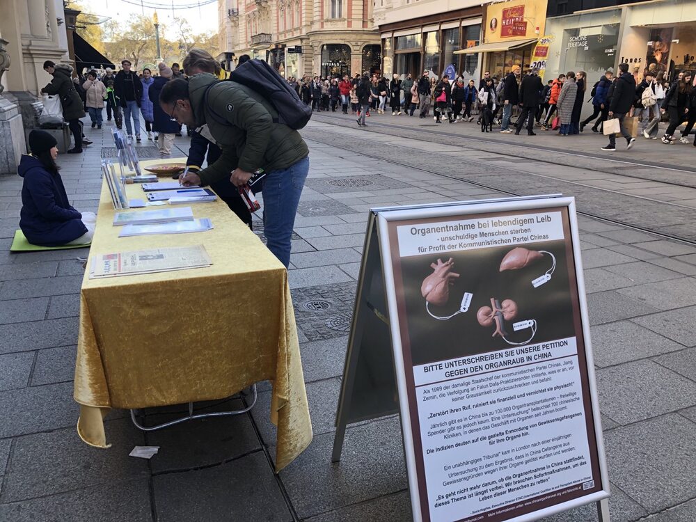 Infostand in der Grazer Herrengasse: Unterschreiben der Petition.