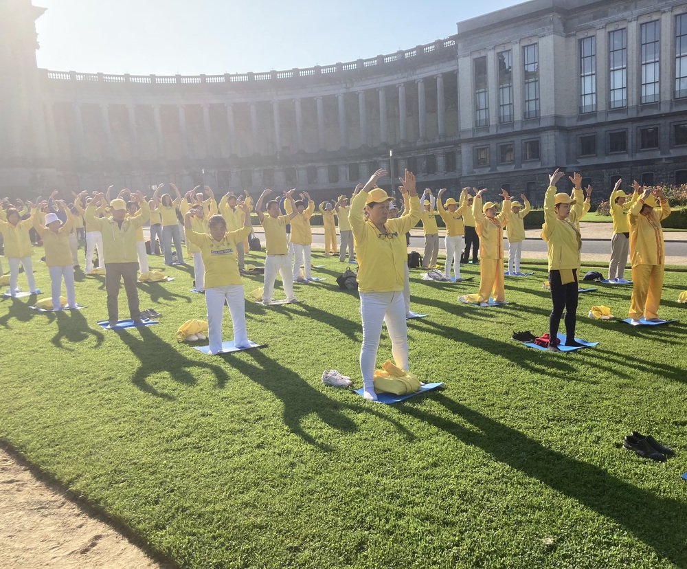 Falun-Gong-Praktizierende am 21. September 2024 in Brüssel