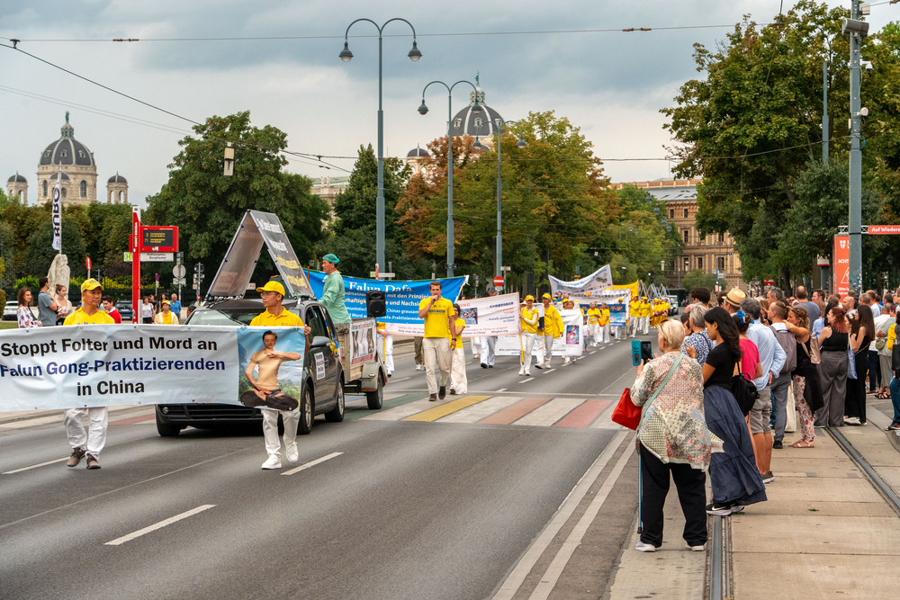 Viele Menschen erfahren über die unterschiedlichen Sektionen der Parade die Breite der Verfolgung von Falun Gong in China. Foto: FDI