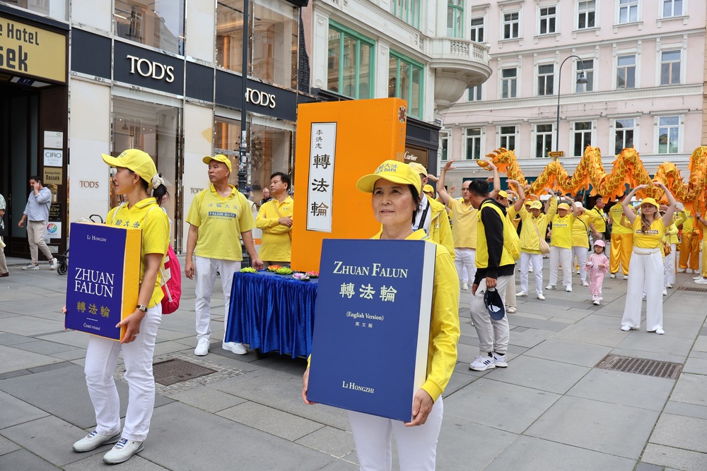 Hauptwerk von Falun Dafa, Zhuan Falun. Foto: FDI