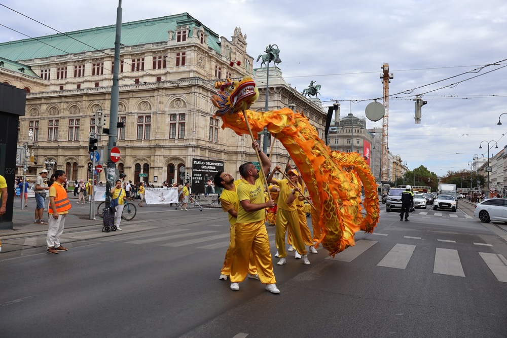 Chinesicher Drache tanzt am Ring. Foto: FDI