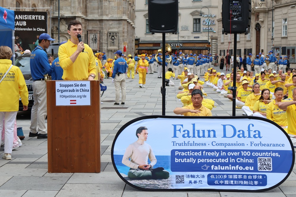 Ansprachen informieren über die Verfolgung in China und informieren über die Meditationspraxis Falun Dafa. Foto: FDI