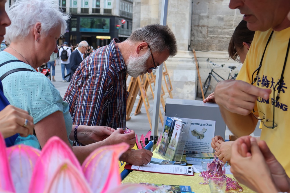 Petition von DAFOH (Doctors against Organharvesting) gegen den Organraub. Foto: FDI