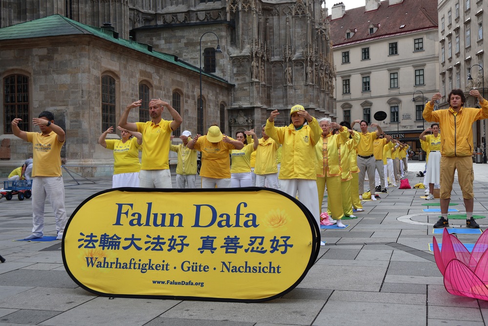 Die 5 Übungen von Falun Gong werden gezeigt, hier die 2. Übung. Foto: FDI