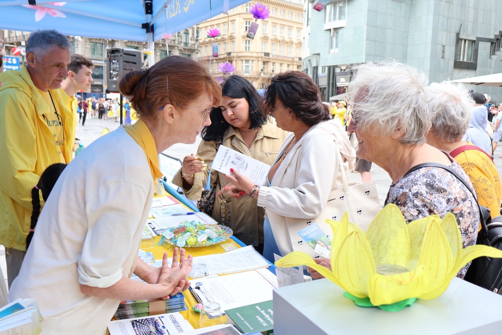 Passanten informieren sich über Falun Dafa und die Verfolgung in China. Foto: FDI