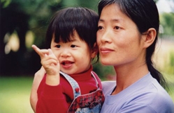 Frau Zhi Zhen Dai eine Klägerin; ihr Mann wurde in China zu Tode gefoltert