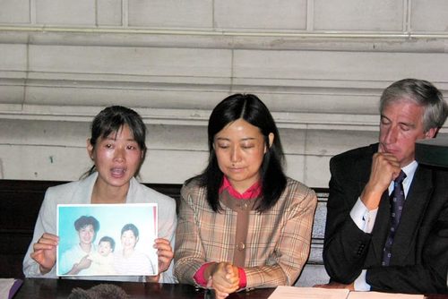 Eine Klägerin, Frau Zhi Zhen Dai (links) mit Anwalt Georges-Henri Beauthier (rechts)