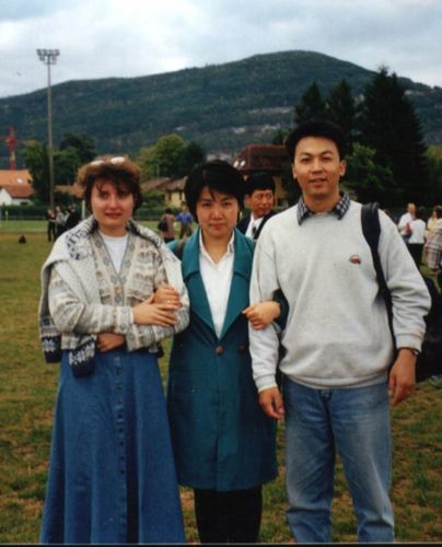 Xiong Wei (mitte) mit ihrem Bruder und dessen Frau, bei einem Ausflug, 1998 in der Schweiz.