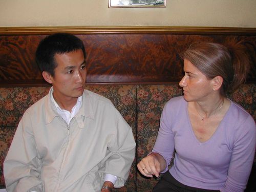 Zhao Ming (links) beim Interview im Cafe Eiles