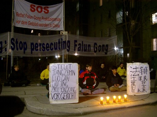 Mag. Yong Wang (vorne rechts) bei einer Lichterkette vor der chinesischen Botschaft