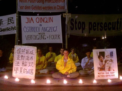 Lichterkette vor der chinesischen Botschaft in Wien anlässlich des Aufenthaltes Jia Qinglins in Österreich