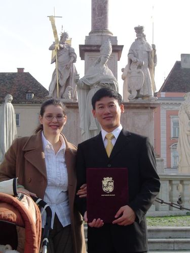 Mag. Wang mit Ehefrau, nachdem er am 4. November die Staatsbürgerschaft erhielt