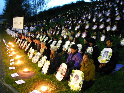 Im Gedenken an die zahlreichen Praktizierenden, die bei der Verfolgung von Falun Gong in China ermordet wurden.