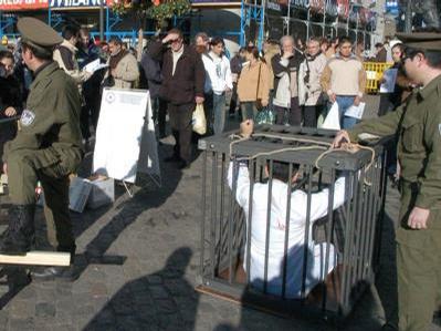 Protest gegen die Folter in China. Solche Demonstrationen können natürlich nur außerhalb Chinas stattfinden, wie diese in Spanien.