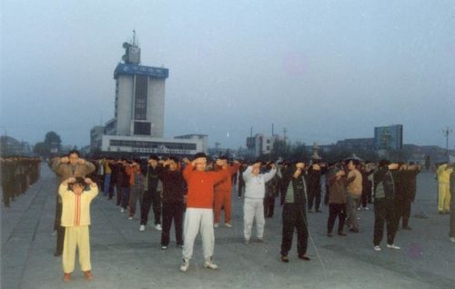 Morgendliches Üben von Falun Gong in Jiaozhou am 22. Mai 1999, vor dem Beginn der Verfolgung