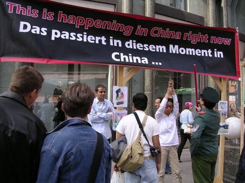 Anti-Folter-Ausstellung in Wien zeigt die Folter an Falun Gong Praktizierenden in China
