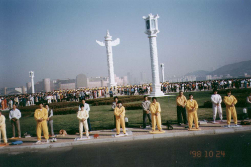 Hunderte Falun Gong Praktizierende bei ihren morgendlichen Übungen auf dem Xinghai-Platz in der Stadt Dalian, 1998