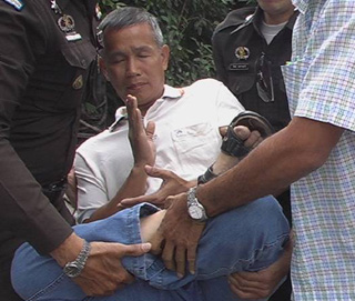 Friedlicher Protest vor der chinesischen Botschaft in Bangkok wurde durch Druck der chinesischen Botschaft von thailändischer Polizei gewaltsam beendet