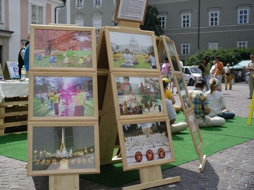 Eine farbenfrohe Fotoausstellung zeigt die Verbreitung von Falun Gong in China und auf der ganzen Welt, sowie das Ausmaß der Verfolgung durch die KPC.