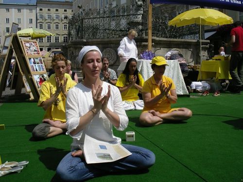 Harmonische Meditationsübung zieht Touristen und Passanten an
