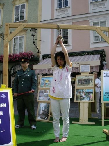 Nachstellung von Foltermethoden, die Falun Gong Praktizierende in China erleiden