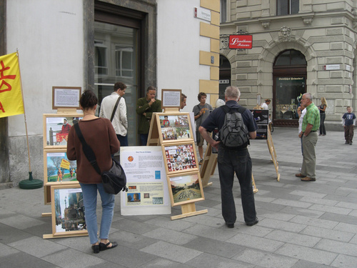 Eine Fotoausstellung zeigt die Verbreitung von Falun Gong sowie die Gräuel der Verfolgung.