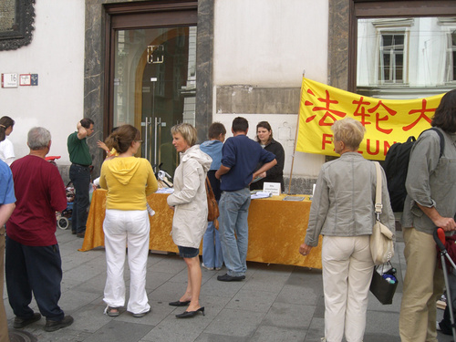 Passanten zeigen sich sehr interessiert und lassen sich von den Praktizierenden über die Verfolgung in China informieren.