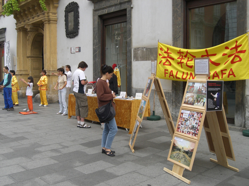 Vorführen der Übungen von Falun Gong und Informieren über die Verfolgung in China sind die wichtigsten Mittel für die Infostände der Falun Gong Praktizierenden.