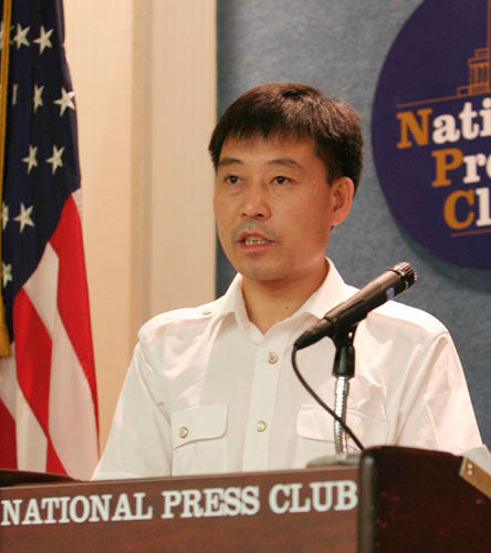 Der Pilot Yuan Sheng erzählt auf einer Pressekonferenz über seine Flucht vor der Verfolgung durch die KPC