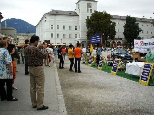 Eine szenische Darstellung des Organraubes an lebenden Falun Gong Praktizierenden durch das KP-Regime schockiert die Passanten.