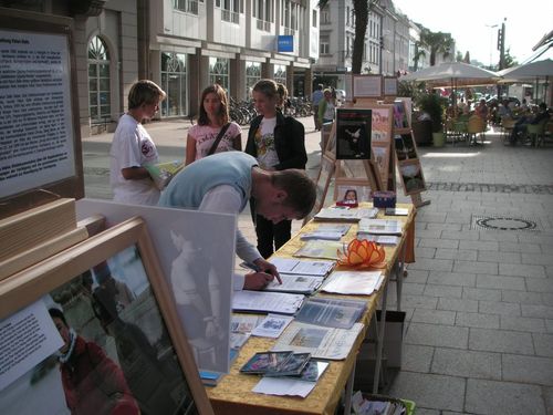 Informationsveranstaltung über die Verfolgung an Falun Gong Praktizierenden in China in der Innenstadt von Bregenz. Viele Passanten verstehen die Fakten der Verfolgung und unterschreiben die aufliegenden Petitionen.