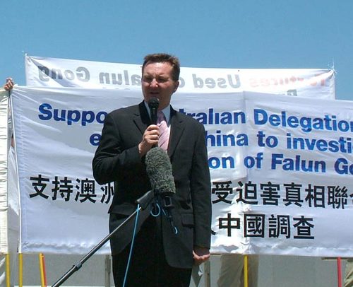 Herr Bowen, Australischer Abgeordneter, unterstützt die Untersuchung der CIPFG in China