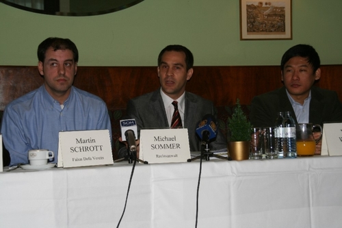 Rechtsanwalt Michael Sommer (Mitte) gemeinsam mit Vertretern des Österreichischen Falun Dafa Vereins auf der Pressekonferenz.