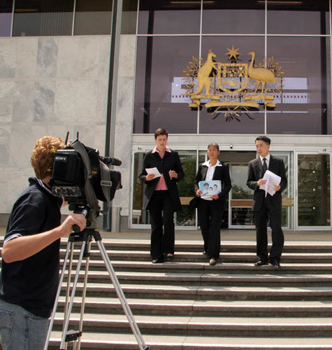 von links nach rechts: Frau Kay Rubacek (Falun Gong Sprecherin), Klägerin Dai Zhizhen, und Herr Newton (Anwaltsassistent) beim Verlassen des Obersten Gerichtshofes in Australien