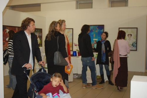 Kunstausstellung 2006 in Salzburg: Besucher im Austausch mit Johanna Lumpi-Schwaiger, der Veranstalterin der Ausstellung