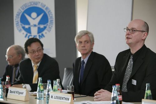 David Matas, Manyan Ng, David Kilgour, Martin Lessenthin bei der Pressekonferenz der IGFM, bei der Matas und Kilgour über Organraub und illegalen Organhandel in China berichteten. (Foto: Matthias Kehrein, Die Neue Epoche)