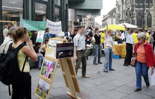 Inmitten des geschäftigen Treibens am Wiener Stephansplatz zeigten österreichische Falun Gong Praktizierende die Übungen vor und informierten über die Verfolgung in China 