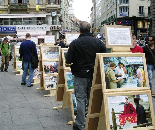 Eine Fotoausstellung über die Verbreitung von Falun Gong in der ganzen Welt und über die friedlichen Aktionen der Praktizierenden zur Beendigung der Verfolgung in China zog große Aufmerksamkeit auf sich