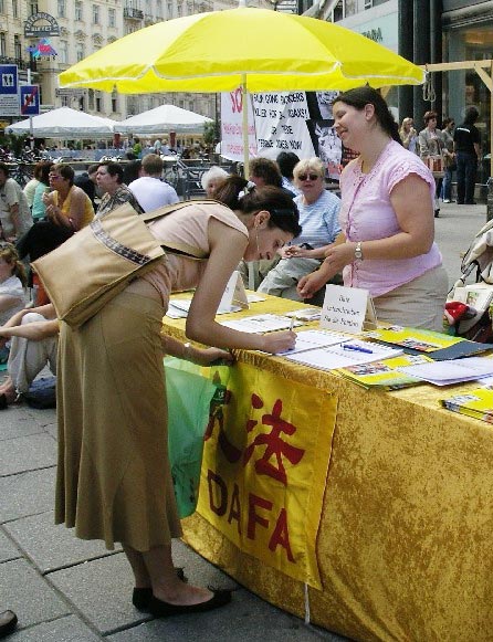 Viele Passanten unterschreiben die Petitionen, nachdem sie sich über die Verfolgung in China informiert haben
