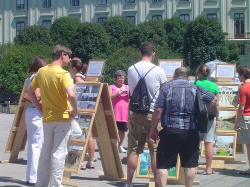 Passanten informieren sich anhand von Schautafeln über die Verfolgung an Falun Gong in China